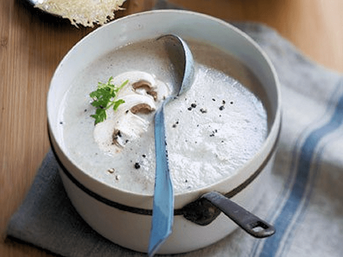 Velouté aux champignons de Paris, tuile au parmesan