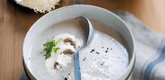 Velouté aux champignons de Paris, tuile au parmesan